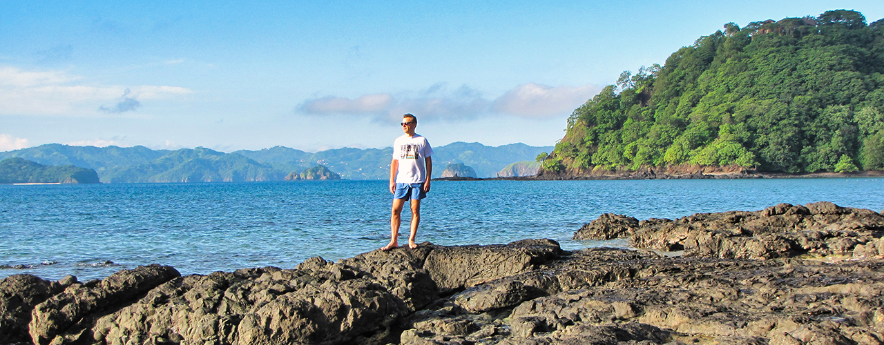 An image from the beach to the horizon